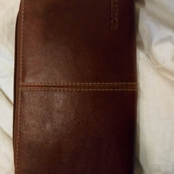 662) 2 womens wallets and 2 Make up bags. Liz Claiborne - Picture 7 of 8